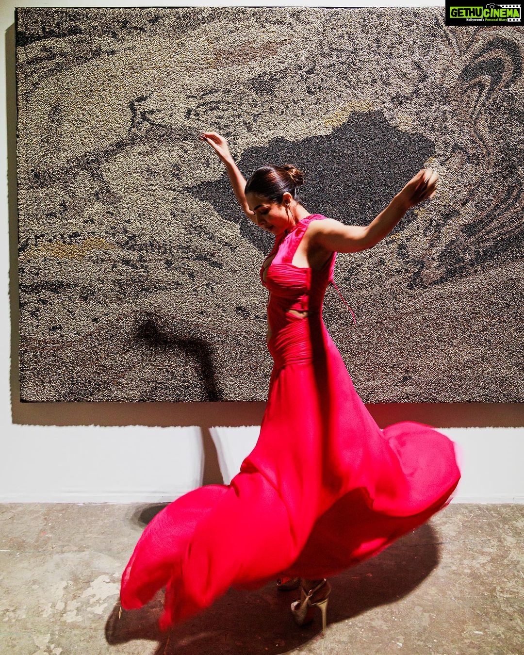 Malaika Arora Instagram - #ChivasAlchemy Auteurs of fashion, alchemist of genres, maestros of imagination transcending the eras of luxury with @chivas_in #ChivasAlchemy #collab #ChivasGlassware #ChivasAlchemy2023 #KaleidoscopeOfLuxury