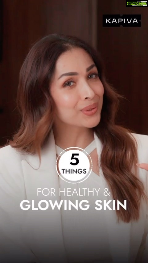 Malaika Arora Instagram - @malaikaaroraofficial has just spilled the beans on the secrets behind her glowing skin 🌹🌟🌱 What’s your secret? Tell us in the comments below! ⬇️ Also, have you tried our skin ka sahi food Glow Mix yet? If you haven’t yet, order today! LINK IN BIO 🔗 #skinkasahifood #skinfoods #kapiva #kapivaskinfoodsglowmix #naturalingredients #ayurvedicingredients #ayurvediclifestyle #ayurvedicproduct #ayurveda #skincare #skincaretips #collagen #glutathione #hyaluronicacid #skinsupplement #ayurvedicskincare #ad #reelsinstagram #trendingaudio #trendingreels