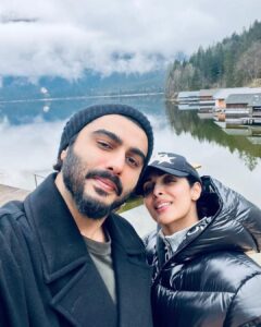 Malaika Arora Instagram - All warm n cozy 🧿🤗⛄️ that’s how I feel around you …… @arjunkapoor