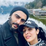 Malaika Arora Instagram - All warm n cozy 🧿🤗⛄️ that’s how I feel around you …… @arjunkapoor Salsburgh