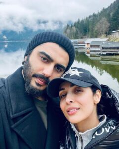 Malaika Arora Instagram - All warm n cozy 🧿🤗⛄️ that’s how I feel around you …… @arjunkapoor