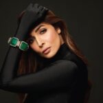 Malaika Arora Instagram - Our emerald bracelet seen on Malaika Arora embodies 360 degree perfection. Rare and electrifying. Photography: @taras84 Styling: @manekaharisinghani Makeup: @mallika_bhat Hair: @hairstylist_madhav2.0 Production: @ikp.insta #malaikaaroraxkhannajewellers #KhannaJEwellers #khannajewellerskj #IndiaModern #IndianJewellery #AweInspiring #ContemporaryDesign