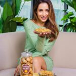 Malaika Arora Instagram - I strive to make healthy choices every day, and one such choice is to include @californiawalnutsindia in my daily diet regime. They are so easy to grab and go and integrate into my wellness routine. I love them whole as a healthy snack, in my salads, as part of my mains to boost the nutritional value, and in my desserts. Eating just a handful of California walnuts, which are packed with 2.5g plant-based omega-3 ALA, 4g protein, and 2g fiber, keeps me fueled and focused throughout the day.   California walnuts are a smart choice. The ideal climate, fertile soils, and the farmers dedication to providing high quality make them one of the best options available in the market. They combine nutrition, versatility, high quality, exceptional flavour and so much more. That’s why I say #ThinkWalnutsThinkCalifornia California walnuts are available at all grocery stores and e-commerce sites. Make sure to look for the California Walnuts logo mark, “California” or “Californian” on the package or produce of the USA to ensure that you are buying genuine, high-quality California walnuts. #CaliforniaWalnuts