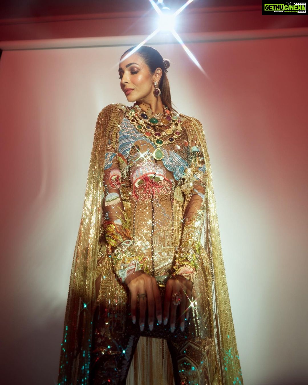 Malaika Arora Instagram - Be the light that shines for the world to see ✨ @nmacc.india What an incredible and larger than life celebration of beauty, art and culture at the @nmacc.India last night! Every moment was nothing short of spectacular… Here’s to Mrs Nita M Ambani ma’am @_iiishmagish and the entire family who stopped at nothing to create a visual, an experience and an environment that will be etched in our memories forever. It was truly a celebration of India!🇮🇳 #TheNitaMukeshAmbaniCultureCentre #NMACC @rahulmishra_7 x @khannajewellerskj @amarisbyprernarajpal x @suhanipittie Styled by :@manekaharisinghani HMU by : @meghnabutanihairandmakeup Shot by : @priyankknandwana