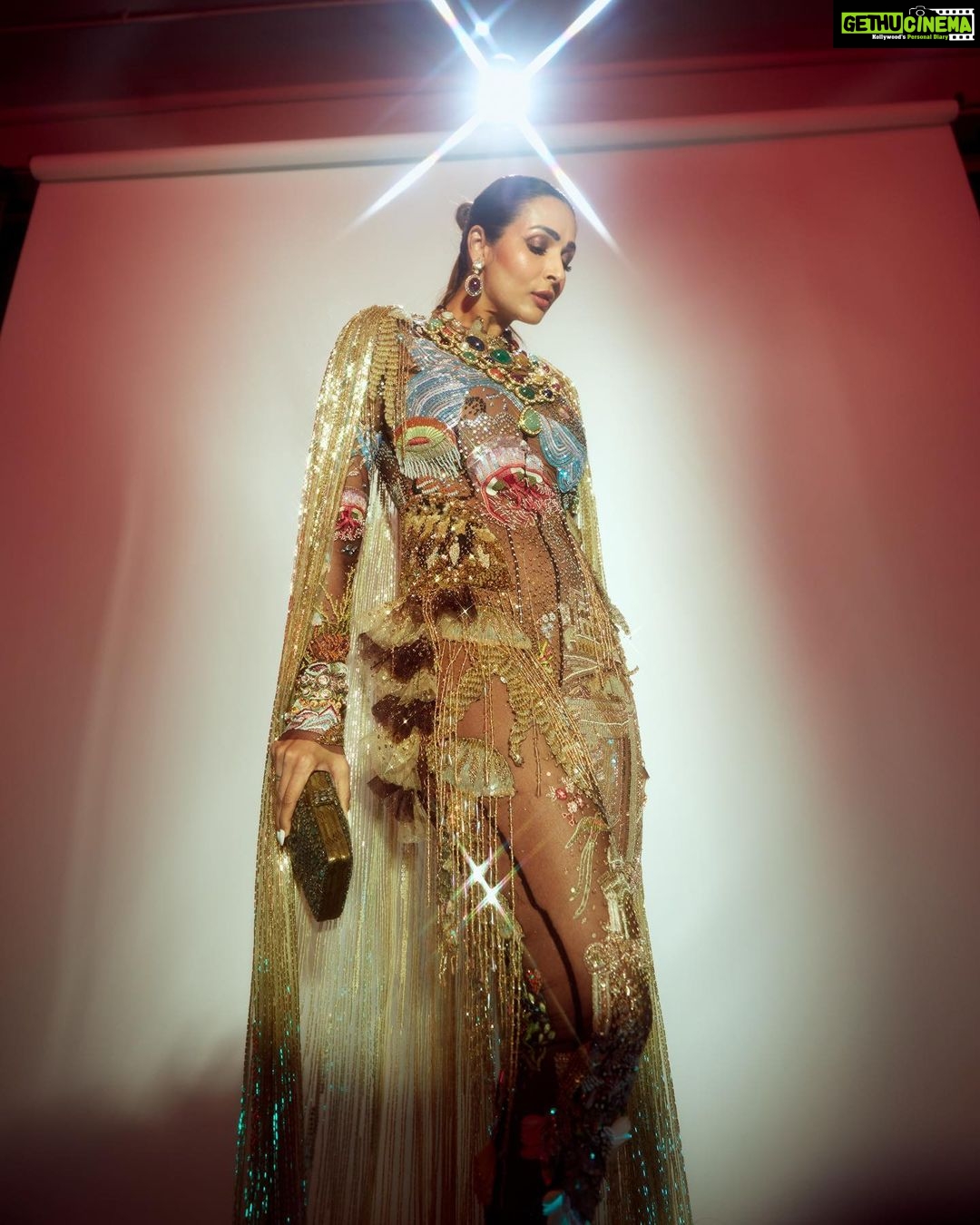 Malaika Arora Instagram - Be the light that shines for the world to see ✨ @nmacc.india What an incredible and larger than life celebration of beauty, art and culture at the @nmacc.India last night! Every moment was nothing short of spectacular… Here’s to Mrs Nita M Ambani ma’am @_iiishmagish and the entire family who stopped at nothing to create a visual, an experience and an environment that will be etched in our memories forever. It was truly a celebration of India!🇮🇳 #TheNitaMukeshAmbaniCultureCentre #NMACC @rahulmishra_7 x @khannajewellerskj @amarisbyprernarajpal x @suhanipittie Styled by :@manekaharisinghani HMU by : @meghnabutanihairandmakeup Shot by : @priyankknandwana