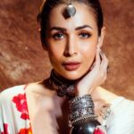 Malaika Arora Instagram – Happy holi..🌈. Outfit by : @saakshakinni 
Jewellery by : @apalabysumitofficial 
Styled by :@manekaharisinghani 
HMU by : @meghnabutanihairandmakeup
Shot by : @abhinaskarphotography 
Managed by : @Naureen.abdullah