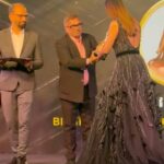 Malaika Arora Instagram - Look mama, i made you proud! This is the second one in one week and i am so grateful to be receiving this honour today. Thank you @bigfmindia for recognising and felicitating my efforts and bestowing me with the #Bigimpactawards Female entrepreneur of the year title. It was such a glorious moment to be present amongst the other esteemed awardees and have the privilege to not only receive but to also give away awards to the most deserving business icons of India. Me and my team ,work tirelessly to bring you the best in fitness, food, fashion and more and such appreciations really encourage us to keep at it and keep giving our best everyday. #bigimpactawards2023 #femaleentrepreneuroftheyear