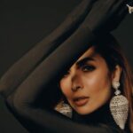 Malaika Arora Instagram - Malaika Arora lends her innate femininity to our chandelier earrings crafted with finest diamonds. @malaikaaroraofficial Video : @kanakaksharma Styling : @manekaharisinghani Makeup : @mallika_bhat Hair : @hairstylist_madhav2.0 Production : @ikp.insta #malaikaaroraxkhannajewellers #KhannaJEwellers #khannajewellerskj #IndiaModern #IndianJewellery #AweInspiring #ContemporaryDesign