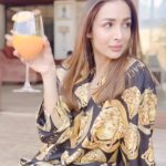 Malaika Arora Instagram – No more morning coffee, just orange juice!

#HotstarSpecials #MovingInWithMalaika now streaming Mon- Thu 8pm only on @disneyplushotstar

#MIMonHotstar #MovingInWithMalaikaOnHotstar

@banijayasia @deepak30000 @mrinalinni @shyamrathi1411 @banijaygroup @balangirish @sageinsta @khuzema_kezer