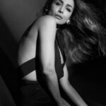 Malaika Arora Instagram - Black & white has never looked so colourful. #HotstarSpecials #MovingInWithMalaika now streaming Mon- Thu 8pm only on @disneyplushotstar #MIMonHotstar #MovingInWithMalaikaOnHotstar @banijayasia @deepak30000 @mrinalinni @shyamrathi1411 @banijaygroup @balangirish @sageinsta @khuzema_kezer……….. 📸 @avigowariker