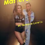 Malaika Arora Instagram - @terence_here you taught me some groovin’ dance moves and I taught you rockin’ asanas. Now, we’re even! #HotstarSpecials #MovingInWithMalaika now streaming Mon- Thu 8pm only on @disneyplushotstar #MIMonHotstar #MovingInWithMalaikaOnHotstar @banijayasia @deepak30000 @mrinalinni @shyamrathi1411 @banijaygroup @balangirish @sageinsta @khuzema_kezer