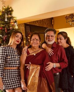 Malaika Arora Instagram - Merry Christmas ❤️🎄🤗#xmasphotodump🎄🤶🏾🎅🏾🎁( we missed u @arjunkapoor )