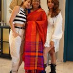 Malaika Arora Instagram - Warm hugs, goofy selfies, and comfort food. Holiday season done right! #HotstarSpecials #MovingInWithMalaika now streaming Mon- Thu 8pm only on @disneyplushotstar #MIMonHotstar #MovingInWithMalaikaOnHotstar @banijayasia @deepak30000 @mrinalinni @shyamrathi1411 @banijaygroup @balangirish @sageinsta @khuzema_kezer