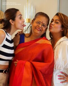 Malaika Arora Instagram - Warm hugs, goofy selfies, and comfort food. Holiday season done right!

#HotstarSpecials #MovingInWithMalaika now streaming Mon- Thu 8pm only on @disneyplushotstar

#MIMonHotstar #MovingInWithMalaikaOnHotstar

@banijayasia @deepak30000 @mrinalinni @shyamrathi1411 @banijaygroup @balangirish @sageinsta @khuzema_kezer