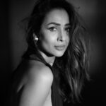 Malaika Arora Instagram - Black & white has never looked so colourful. #HotstarSpecials #MovingInWithMalaika now streaming Mon- Thu 8pm only on @disneyplushotstar #MIMonHotstar #MovingInWithMalaikaOnHotstar @banijayasia @deepak30000 @mrinalinni @shyamrathi1411 @banijaygroup @balangirish @sageinsta @khuzema_kezer……….. 📸 @avigowariker