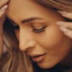 Malaika Arora Instagram - Malaika Arora knocks it out of the ballpark in our high jewellery necklace. Comprising precious emeralds and rare diamonds, its three dimensional appeal derives inspiration from the rhythmic ocean waves. @malaikaaroraofficial Video : @kanakaksharma Styling : @manekaharisinghani Makeup : @mallika_bhat Hair : @hairstylist_madhav2.0 Production : @ikp.insta #malaikaaroraxkhannajewellers #KhannaJewellers #khannajewellerskj #IndiaModern #IndianJewellery #AweInspiring #ContemporaryDesign