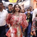 Malaika Arora Instagram - I’ve been looking to renovate my home ceiling and happened to come across @vox.india.interior , I’m so glad I could attend the event with them and personally have a look at their amazing products. #VOX #voxindia #falseceiling #ceilingdesigns