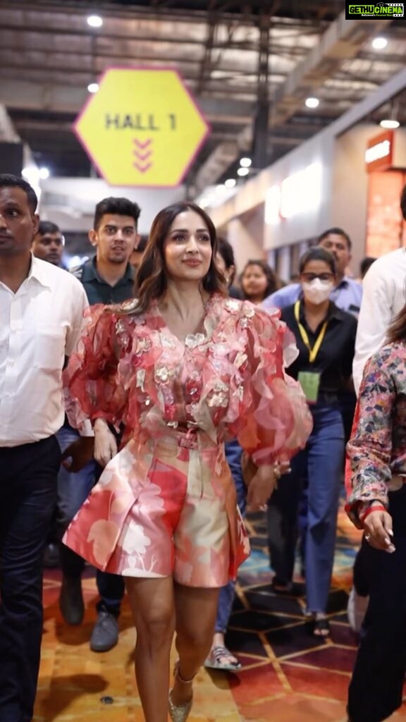 Malaika Arora Instagram - I’ve been looking to renovate my home ceiling and happened to come across @vox.india.interior , I’m so glad I could attend the event with them and personally have a look at their amazing products. #VOX #voxindia #falseceiling #ceilingdesigns