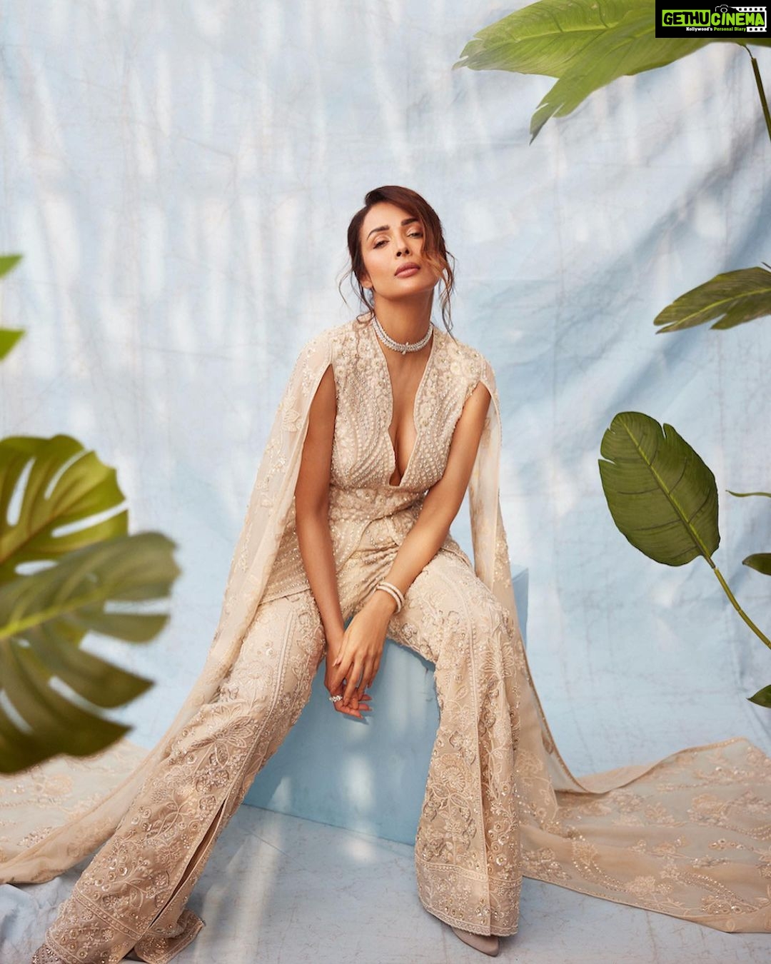 Malaika Arora Instagram - Delighted to be @frontierraas’s muse for their stunning new collection, "Songs Of Heaven" by Taraasa. Each piece embodies a blend of elegance, style, and grace & is super close to my heart ✨ Make your way to @frontierraas to check it out! Photography: @taras84 Styling: @divyakdsouza Jewellery: @beganijewels Marketing: @quirkbrandconsulting Location: @thenookmumbai Makeup: @makeupbyriddhima Hair: @hairstylist_madhav2.0 Production: @p.productions_ Managed by : @naureen.abdullah #SongsOfHeaven #FrontierRaas #MalaikaAroraXFrontierRaas #Taraasa #FrontierRaasFamily