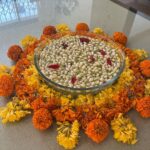 Malaika Arora Instagram - Happy onam 🙏 wishing everyone a very happy n prosperous onam ….. momsy you r the worlds best cook and feeding friends n family makes you the happiest @joycearora #onam#sadya#onashamsakal🌻🌸🌺🌼