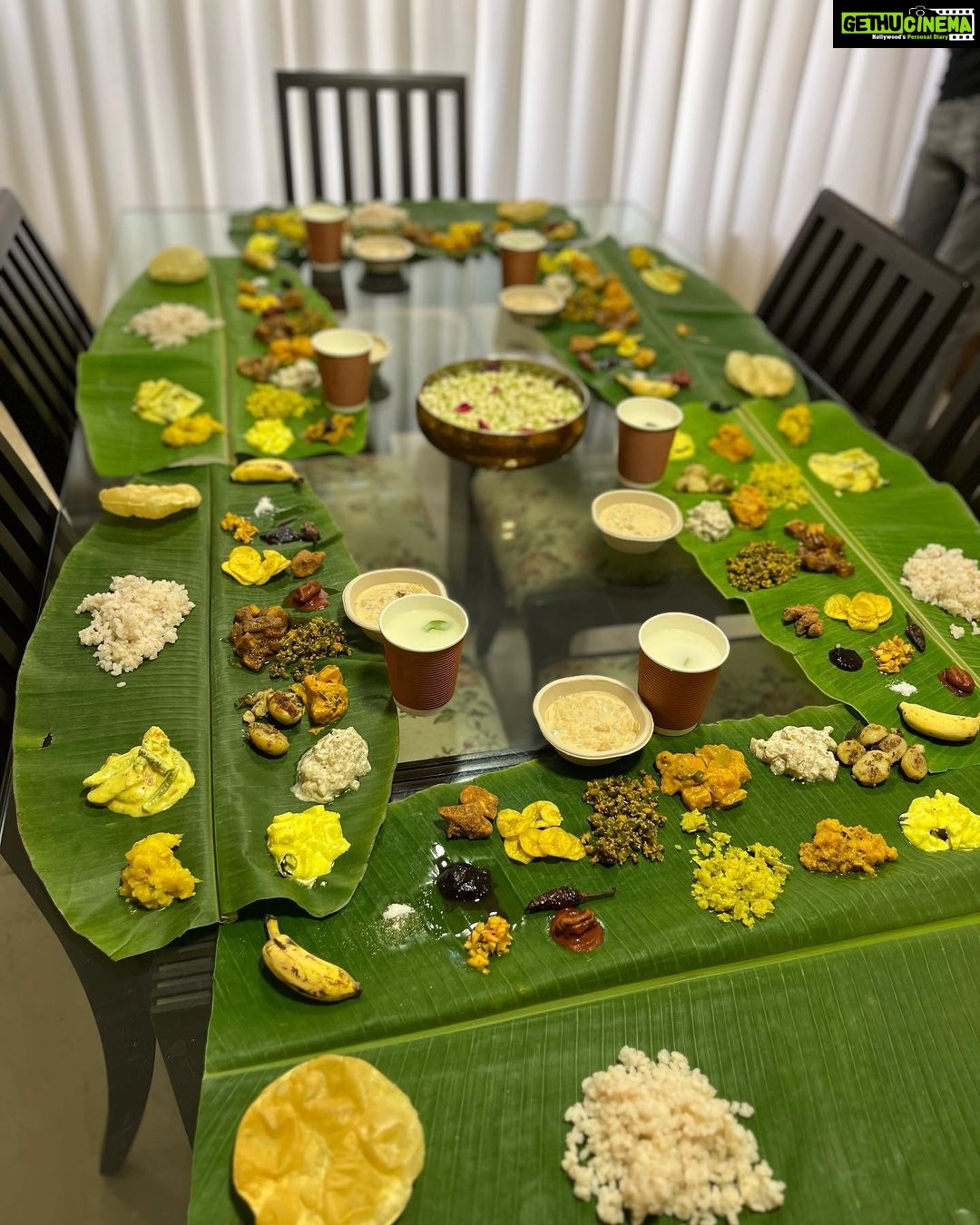 Malaika Arora Instagram - Happy onam 🙏 wishing everyone a very happy n prosperous onam ….. momsy you r the worlds best cook and feeding friends n family makes you the happiest @joycearora #onam#sadya#onashamsakal🌻🌸🌺🌼
