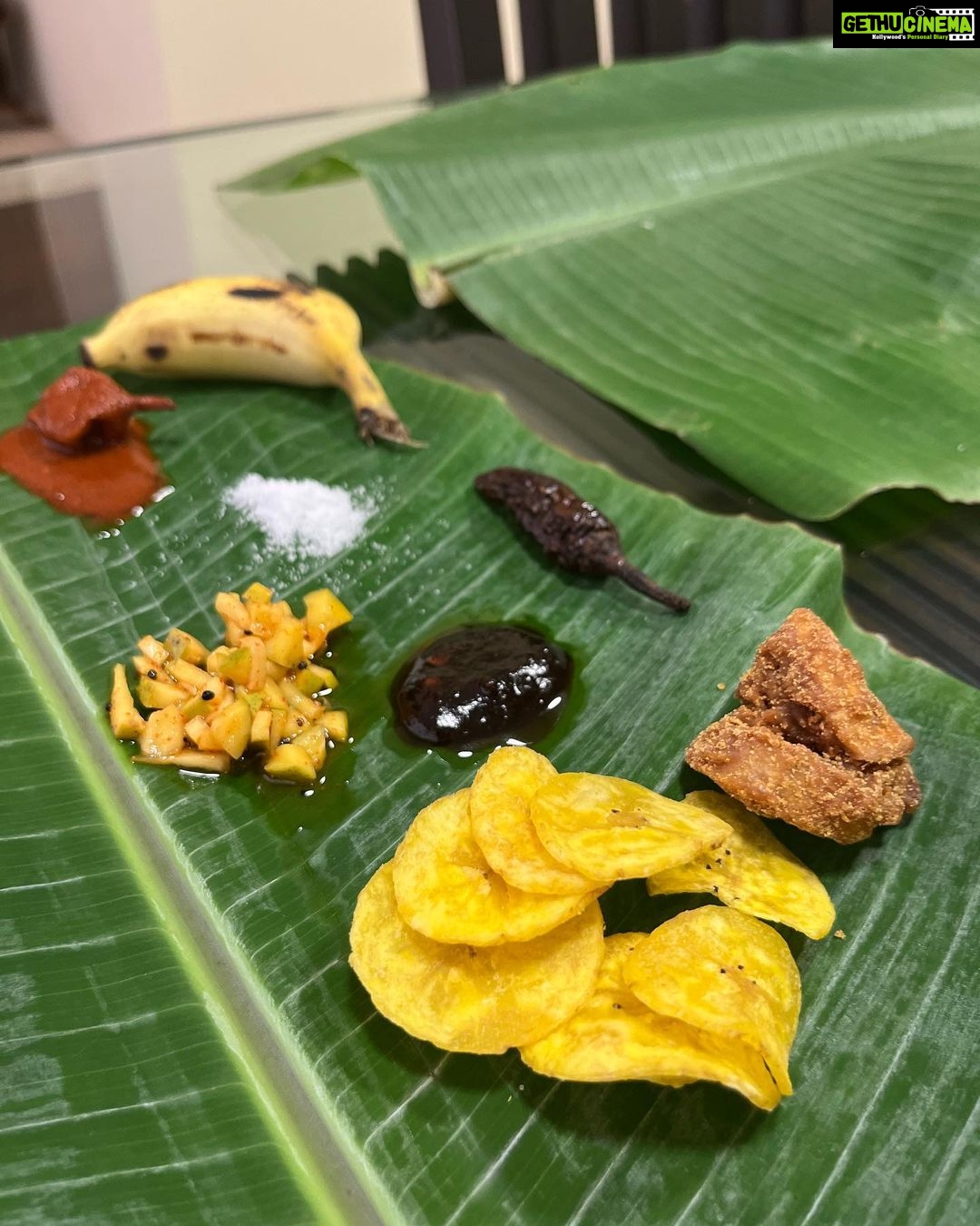 Malaika Arora Instagram - Happy onam 🙏 wishing everyone a very happy n prosperous onam ….. momsy you r the worlds best cook and feeding friends n family makes you the happiest @joycearora #onam#sadya#onashamsakal🌻🌸🌺🌼