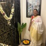 Malaika Arora Instagram - Happy onam 🙏 wishing everyone a very happy n prosperous onam ….. momsy you r the worlds best cook and feeding friends n family makes you the happiest @joycearora #onam#sadya#onashamsakal🌻🌸🌺🌼