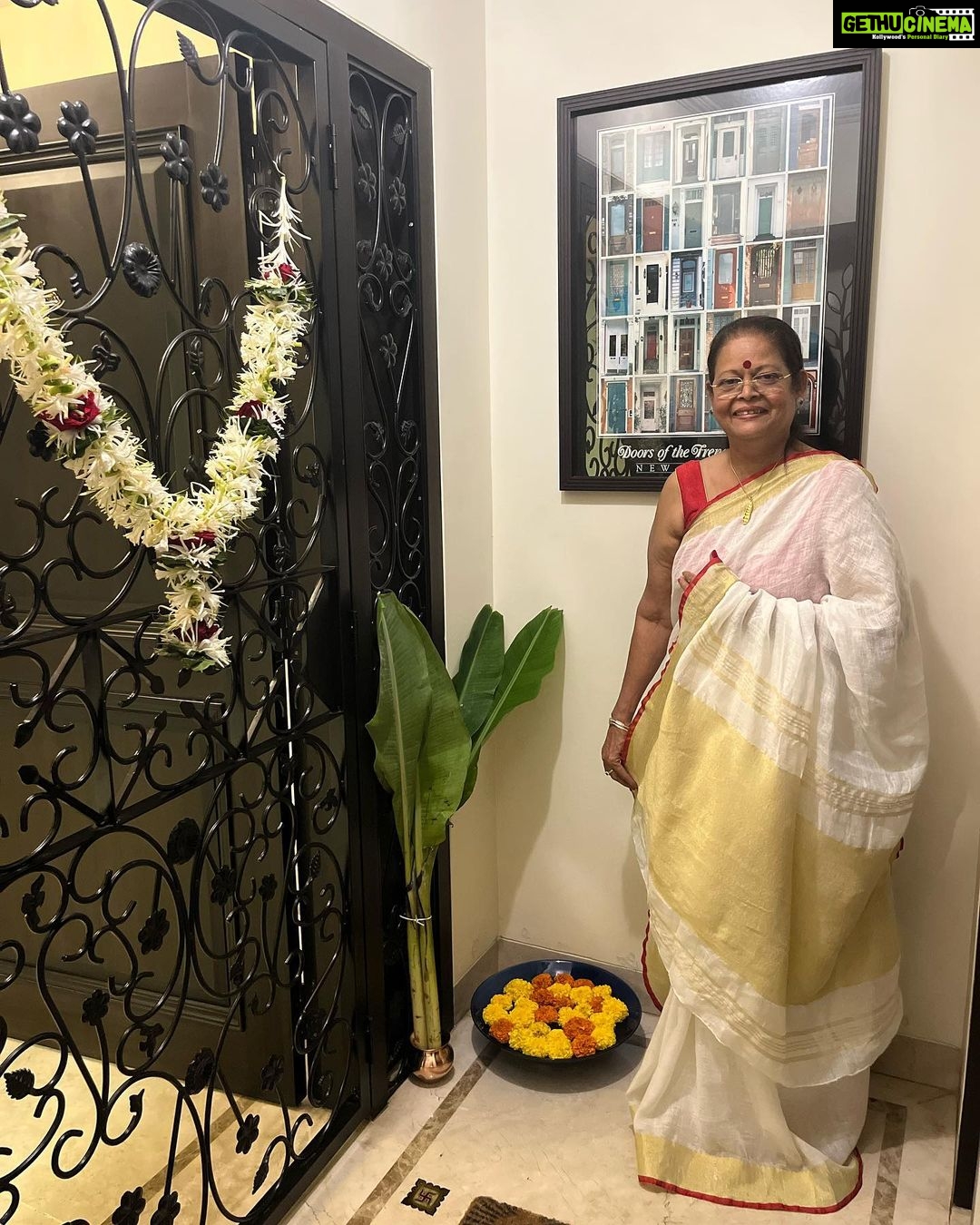 Malaika Arora Instagram - Happy onam 🙏 wishing everyone a very happy n prosperous onam ….. momsy you r the worlds best cook and feeding friends n family makes you the happiest @joycearora #onam#sadya#onashamsakal🌻🌸🌺🌼