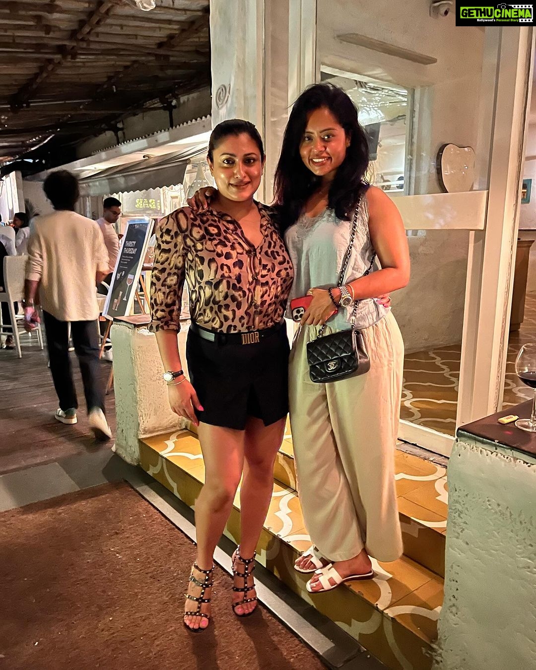 Malavika Instagram - Family bonds that last a lifetime 💖 #cousinlove💕👭 Olive Bar & Kitchen