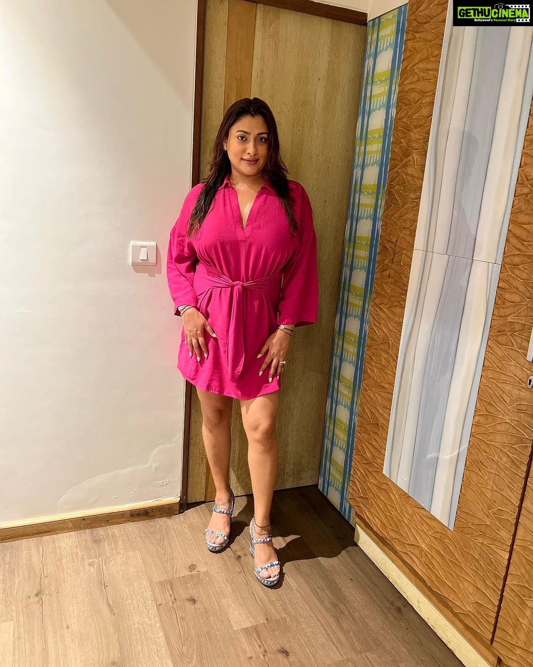 Malavika Instagram - Alexa, play miss independence 🥂