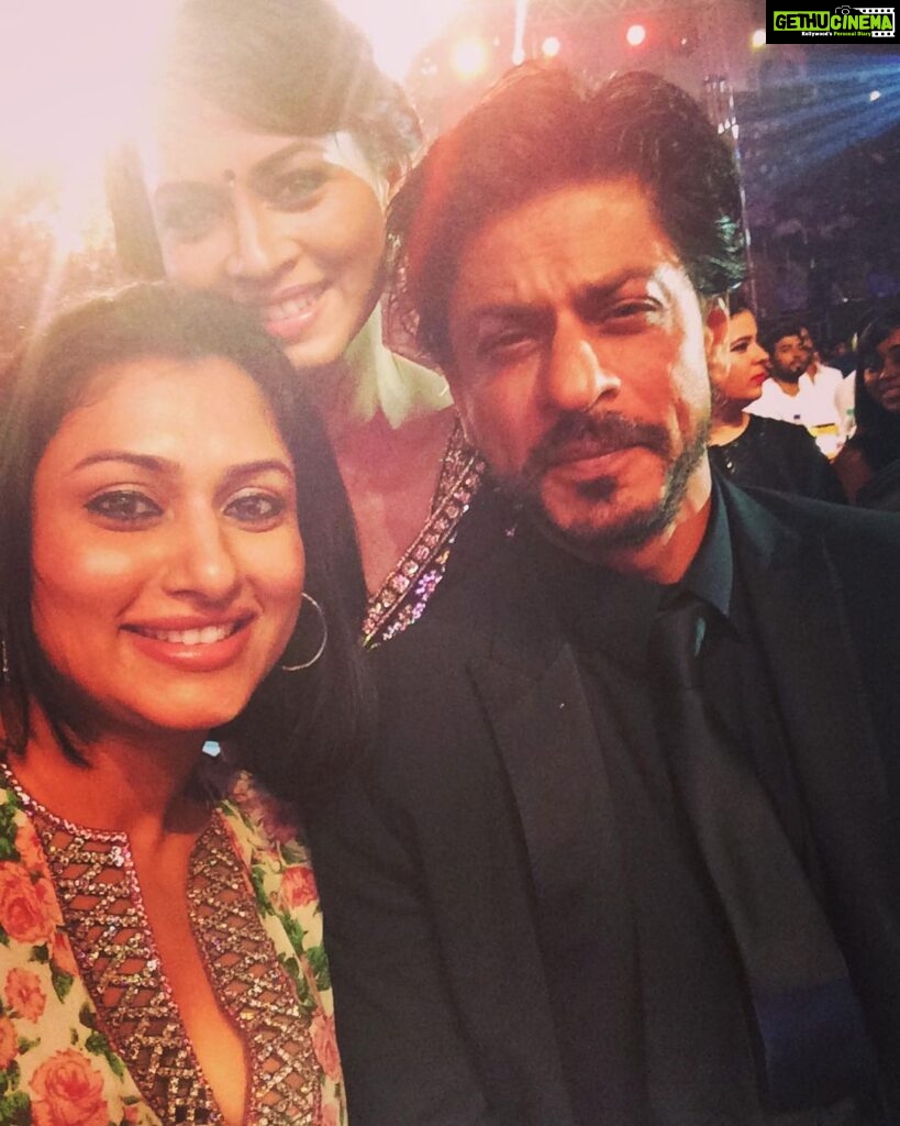 Malavika Instagram - An incredible day with the one and only SRK! 📸💫 Let’s rock the world, just like Jawan at the box office. #SRKLove #JawanSuccess #Jawan #throwback #2014vijaytvawards