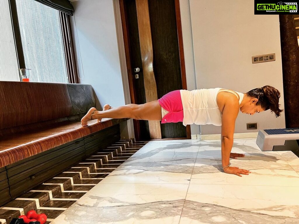 Malavika Instagram - Elevating my core game, one plank at a time. Because strength isn’t just about lifting weights; it’s about lifting myself up. 💥🔥