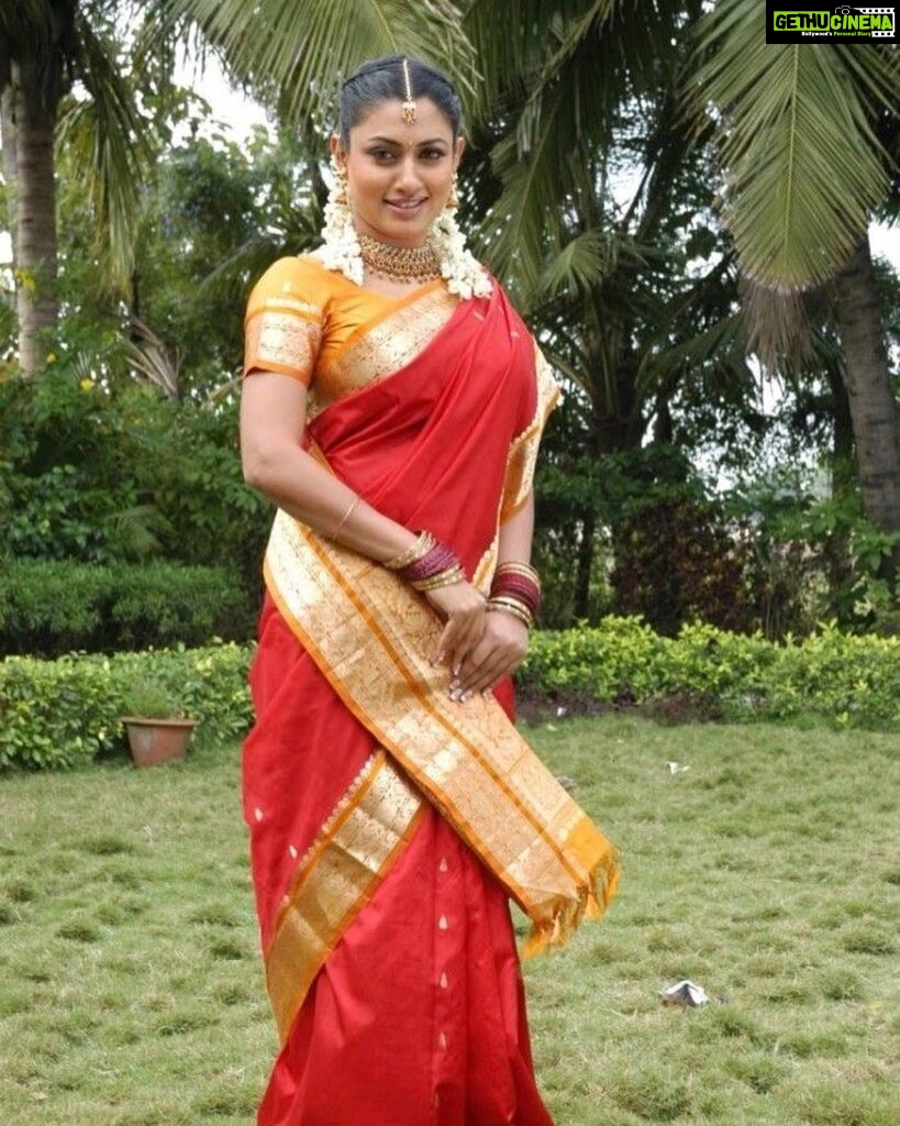 Malavika Instagram - Channelling timeless elegance in a saree✨💃#throwback