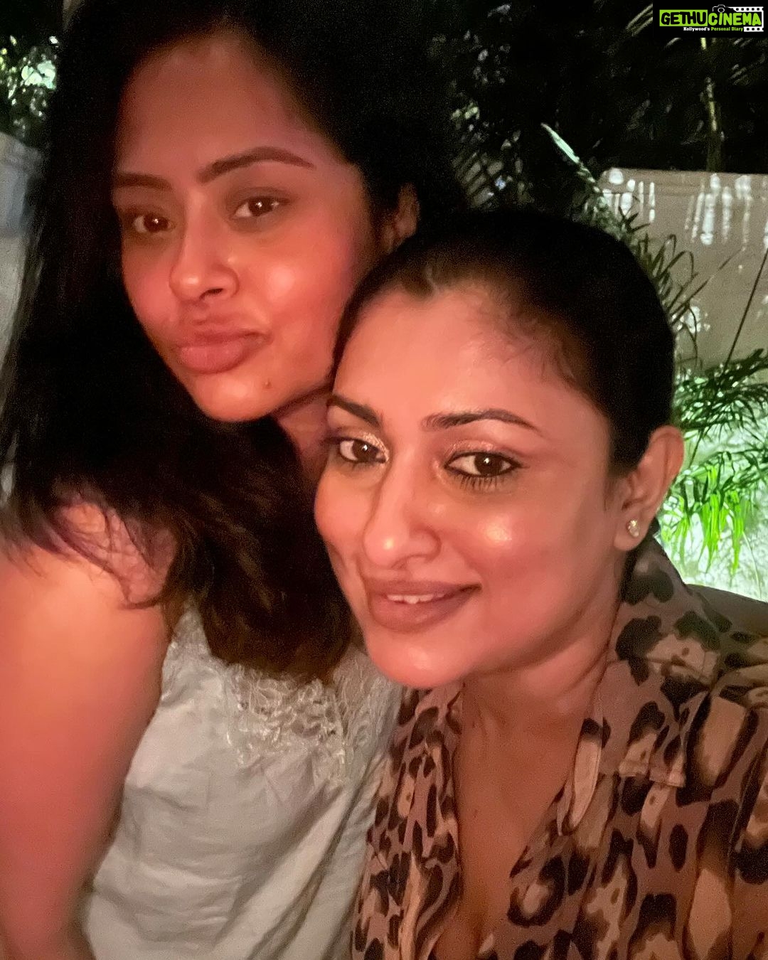 Malavika Instagram - Family bonds that last a lifetime 💖 #cousinlove💕👭 Olive Bar & Kitchen