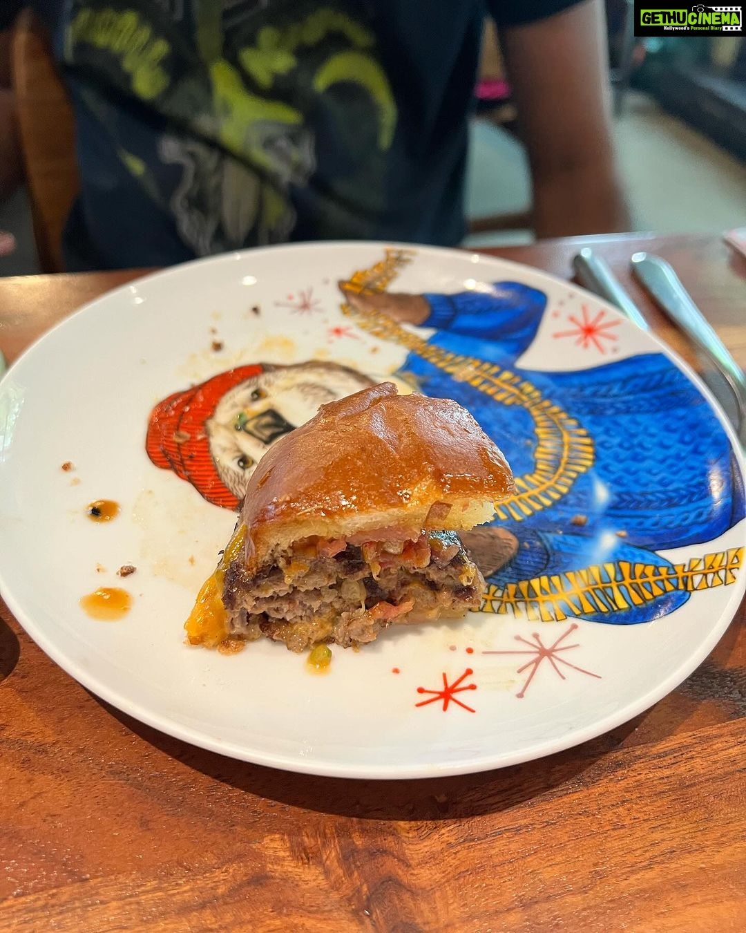 Malavika Instagram - Warning: This post may cause burger cravings! 😉🍔 #VeronicasLunch @veronicasbombay
