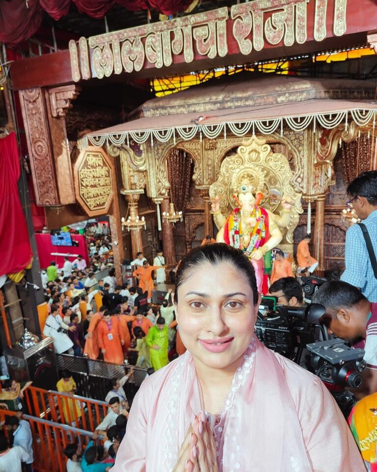 Malavika Instagram - Embracing the divine energy of Lalbaugcha Raja, seeking blessings and grace🙏🏼✨♥️
