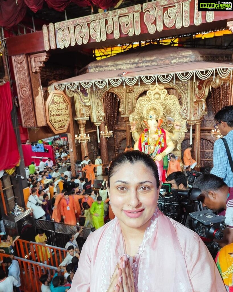 Malavika Instagram - Embracing the divine energy of Lalbaugcha Raja, seeking blessings and grace🙏🏼✨♥️