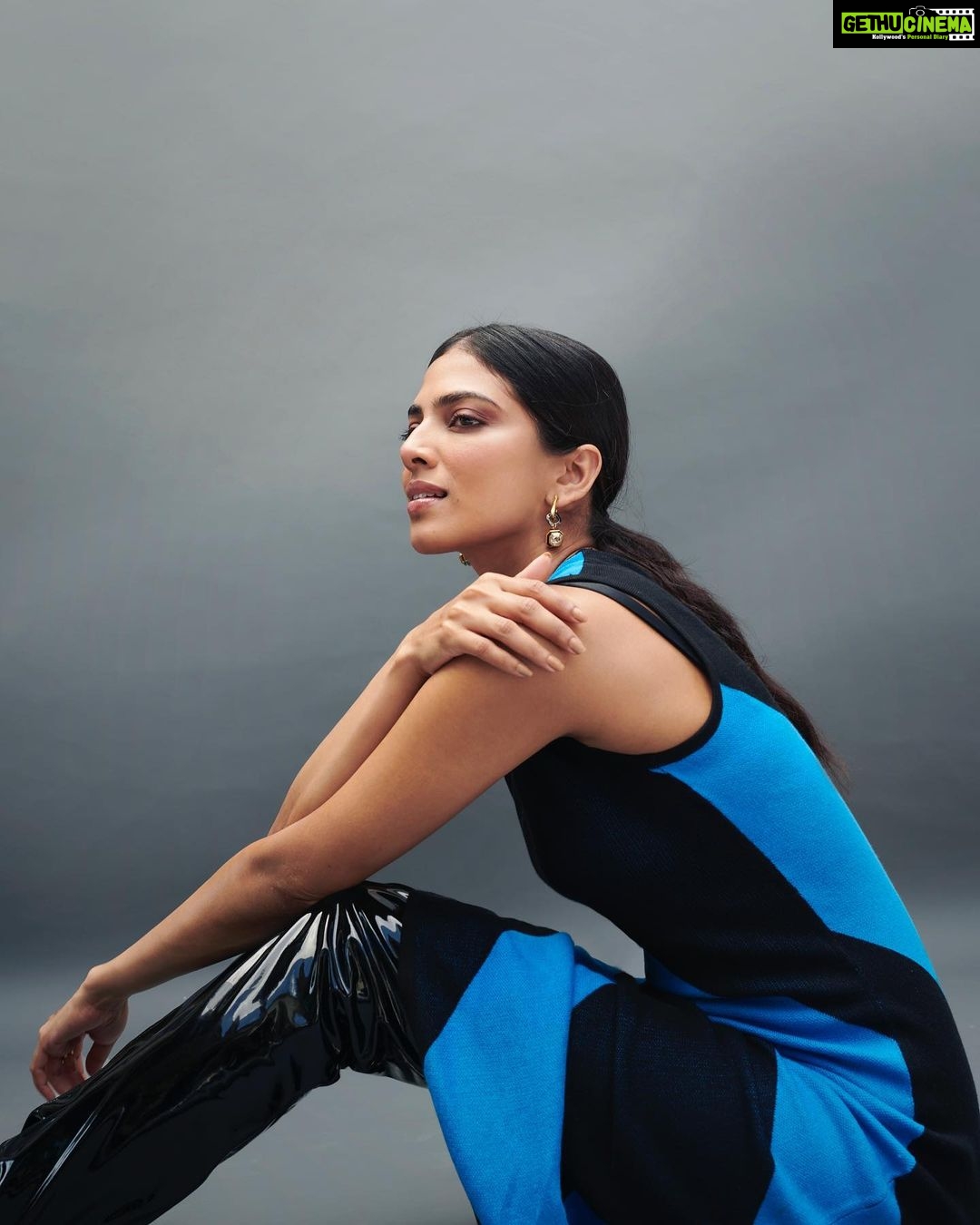 Malavika Mohanan Instagram - 🖤💙🖤 📸 @manasisawant Wearing @lovebirds.studio Styled by @artcantbebothered Makeup @eshwarlog Hair @arvindkumarr_hair PR @theitembomb Earrings @isharya Ring @outhousejewellery