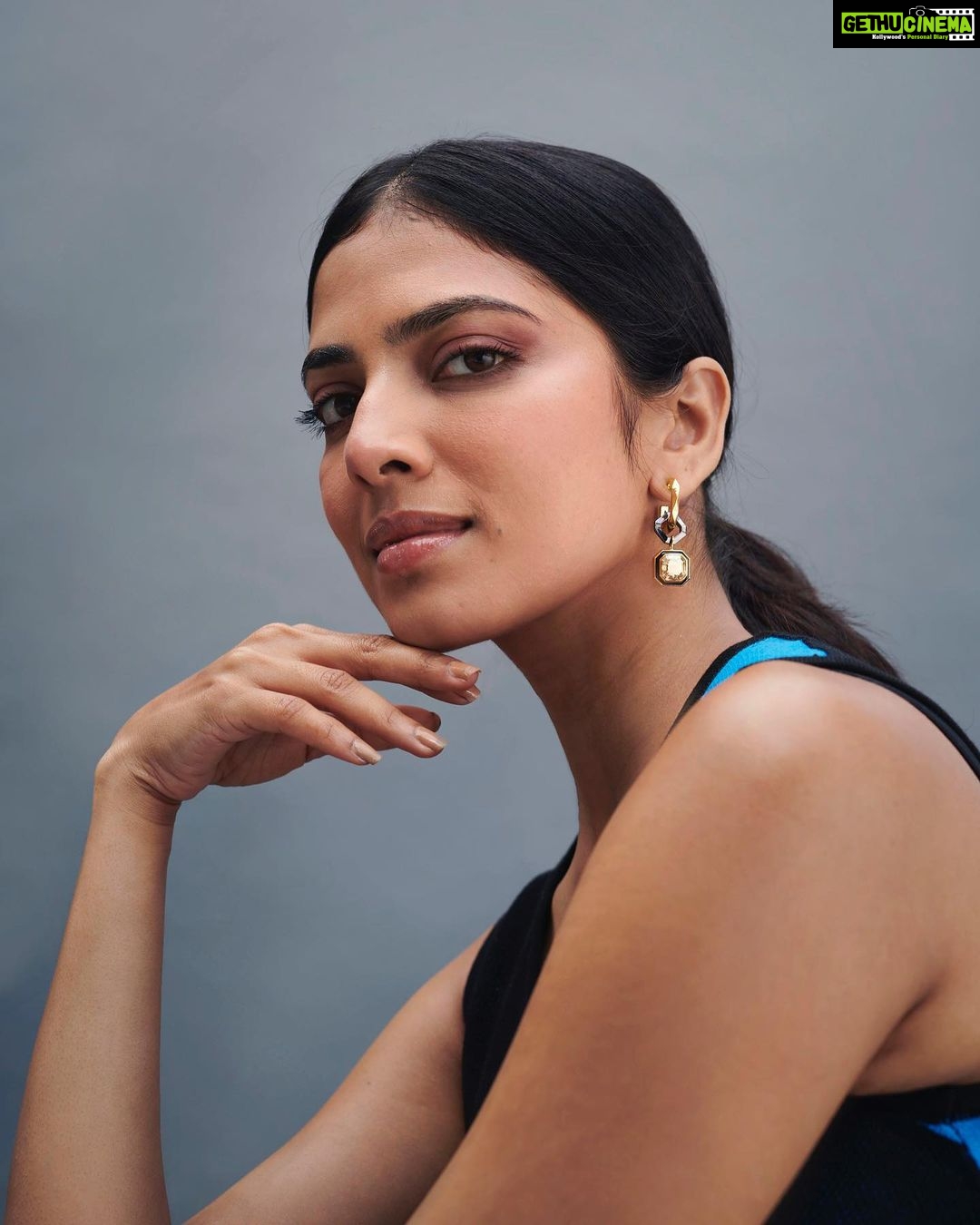 Malavika Mohanan Instagram - 🖤💙🖤 📸 @manasisawant Wearing @lovebirds.studio Styled by @artcantbebothered Makeup @eshwarlog Hair @arvindkumarr_hair PR @theitembomb Earrings @isharya Ring @outhousejewellery