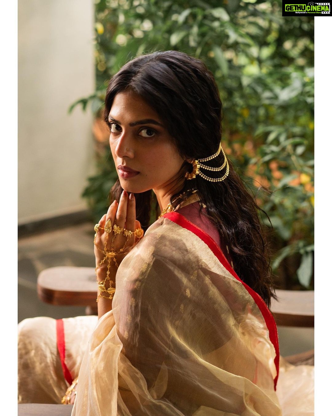 Malavika Mohanan Instagram - “What strikes me is the fact that in our society, art has become something which is related only to objects and not to individuals, or to life. That art is something which is specialized or which is done by experts who are artists. But couldn't everyone's life become a work of art? Why should the lamp or the house be an art object, but not our life?” 🌺 ♥️ to~ @kannasrihari @labelsouravdas @the.olio.stories @eshwarlog @shabnam_azmi @theitembomb