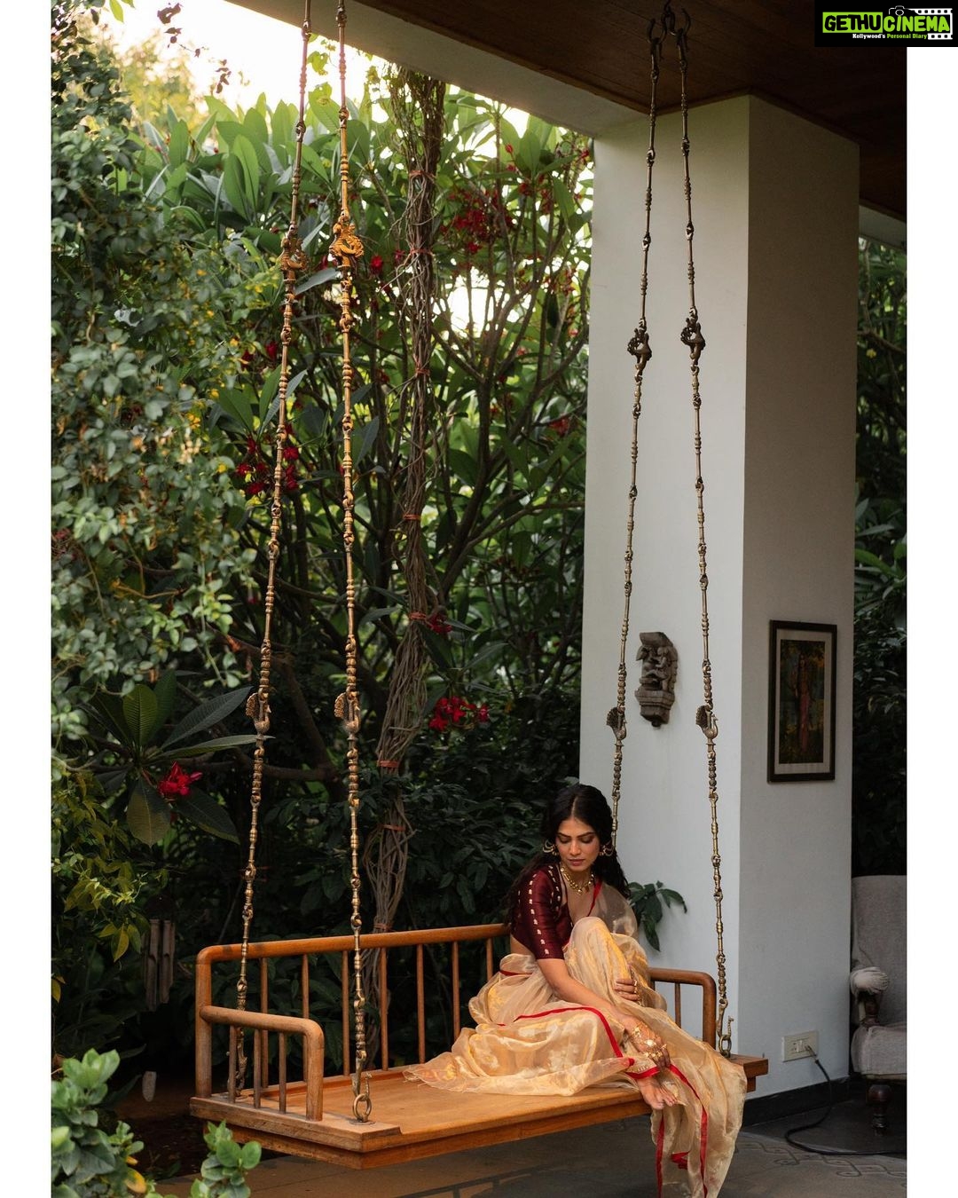 Malavika Mohanan Instagram - “What strikes me is the fact that in our society, art has become something which is related only to objects and not to individuals, or to life. That art is something which is specialized or which is done by experts who are artists. But couldn't everyone's life become a work of art? Why should the lamp or the house be an art object, but not our life?” 🌺 ♥️ to~ @kannasrihari @labelsouravdas @the.olio.stories @eshwarlog @shabnam_azmi @theitembomb