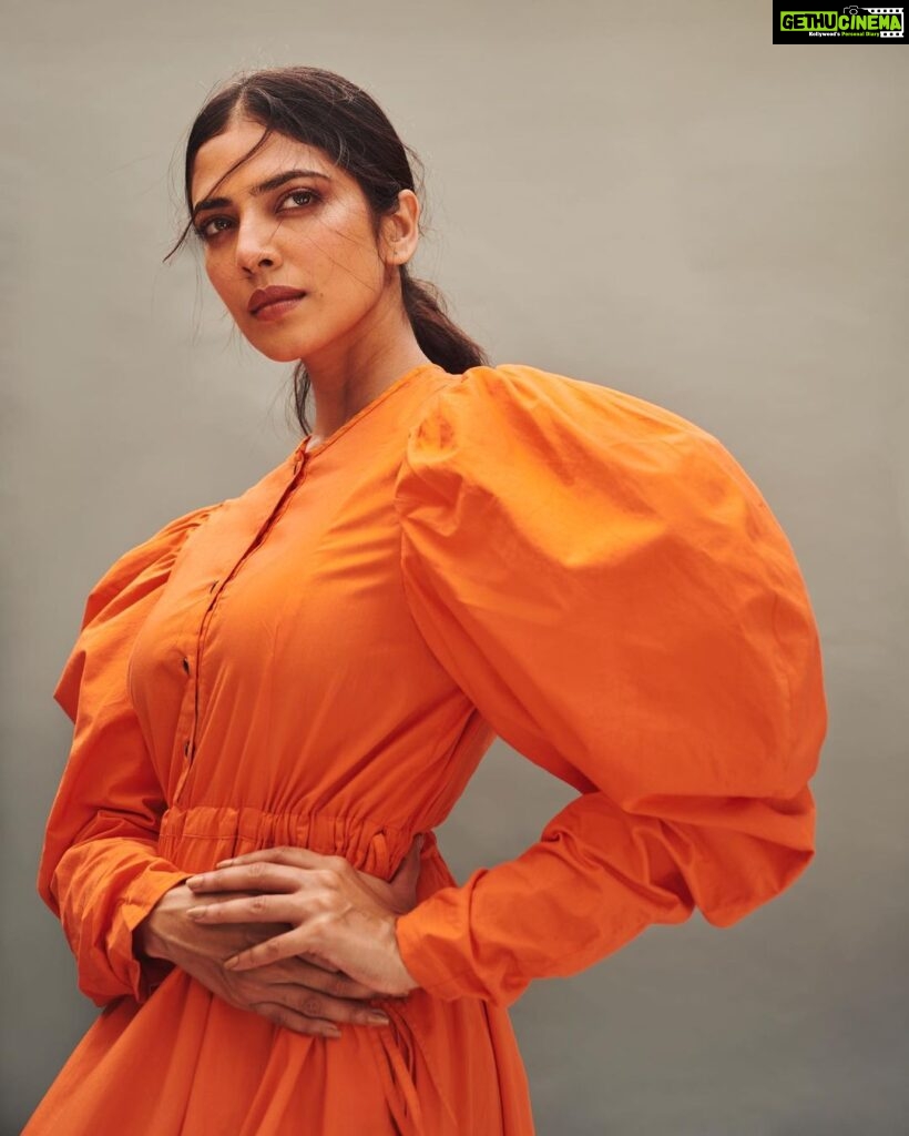 Malavika Mohanan Instagram - Hello from the midst of a very hectic month 🙋🏻‍♀️🍊 📸 @manasisawant Makeup @eshwarlog Styled by @artcantbebothered Hair @arvindkumar_hair Wearing @soquod PR @theitembomb