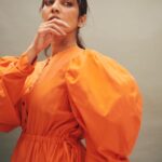 Malavika Mohanan Instagram – Hello from the midst of a very hectic month 🙋🏻‍♀️🍊 

📸 @manasisawant
Makeup @eshwarlog
Styled by @artcantbebothered
Hair @arvindkumar_hair
Wearing @soquod
PR @theitembomb