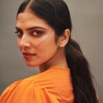 Malavika Mohanan Instagram – Hello from the midst of a very hectic month 🙋🏻‍♀️🍊 

📸 @manasisawant
Makeup @eshwarlog
Styled by @artcantbebothered
Hair @arvindkumar_hair
Wearing @soquod
PR @theitembomb