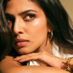 Malavika Mohanan Instagram – 🎀

📸 @nehachandrakant 
Assisted by (Photography) @avinash78ni
Makeup @sonamdoesmakeup
Hair @hairstylist_madhav2.0
Assisted by (Hair) @gulshan_geloth
Styled by @vrindaanarang
Assisted by (Styling) @kalyaniadhxv @imranshaikh_official
Pants by @rishtabyarjunsaluja 
Top and jewellery by @myalmari_
Location @evebombay
PR @theitembomb