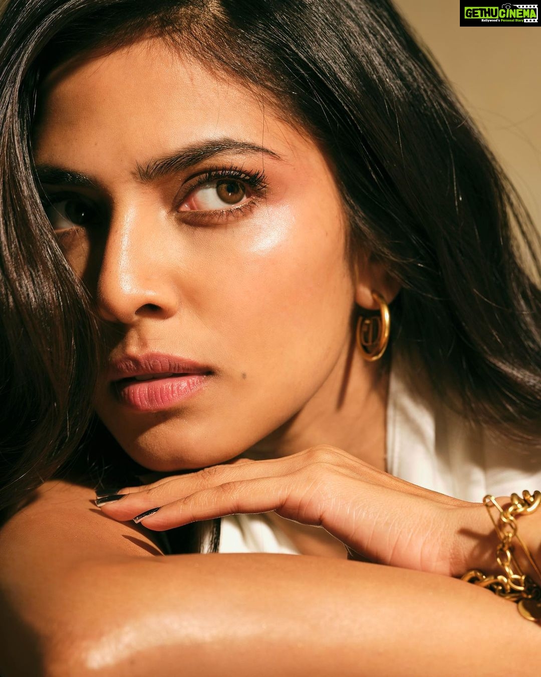 Malavika Mohanan Instagram - 🎀 📸 @nehachandrakant Assisted by (Photography) @avinash78ni Makeup @sonamdoesmakeup Hair @hairstylist_madhav2.0 Assisted by (Hair) @gulshan_geloth Styled by @vrindaanarang Assisted by (Styling) @kalyaniadhxv @imranshaikh_official Pants by @rishtabyarjunsaluja Top and jewellery by @myalmari_ Location @evebombay PR @theitembomb