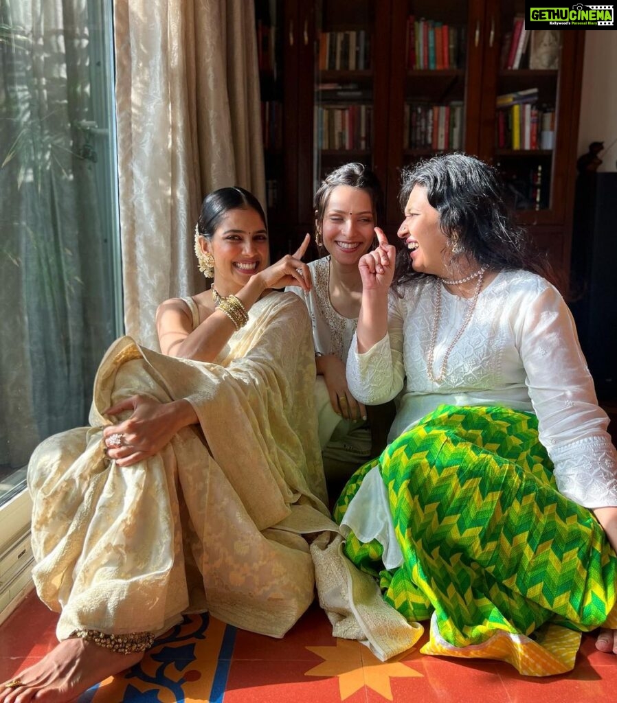 Malavika Mohanan Instagram - Sadhya & giggles 💕👯‍♀️ (Petition to want a banana leaf emoji on Instagram for the sake of all malayalis plz raise hands ☝🏻)