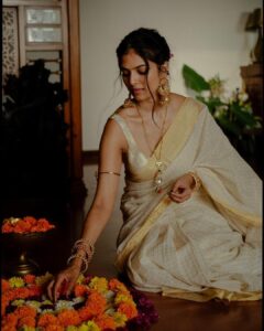Malavika Mohanan Instagram - Wishing everyone a very Happy & love filled Onam! ♥️🌼✨

{Pic 1 & pic 10 are the yin & yang of my personality ☯️ }

Lots of ♥️ to @the.mad.hair.scientist @harshjanii @eshwarlog @theitembomb for this lovely evening of dress up & ‘pookalam’ 🌼
