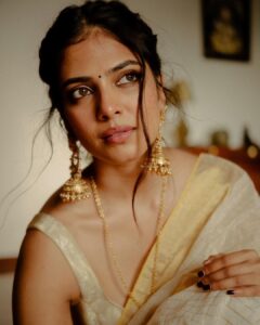 Malavika Mohanan Instagram - Wishing everyone a very Happy & love filled Onam! ♥️🌼✨

{Pic 1 & pic 10 are the yin & yang of my personality ☯️ }

Lots of ♥️ to @the.mad.hair.scientist @harshjanii @eshwarlog @theitembomb for this lovely evening of dress up & ‘pookalam’ 🌼