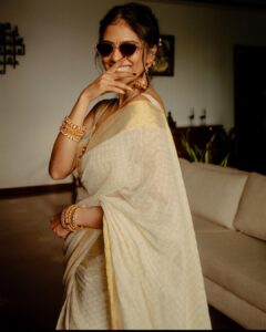 Malavika Mohanan Instagram - Wishing everyone a very Happy & love filled Onam! ♥️🌼✨ {Pic 1 & pic 10 are the yin & yang of my personality ☯️ } Lots of ♥️ to @the.mad.hair.scientist @harshjanii @eshwarlog @theitembomb for this lovely evening of dress up & ‘pookalam’ 🌼